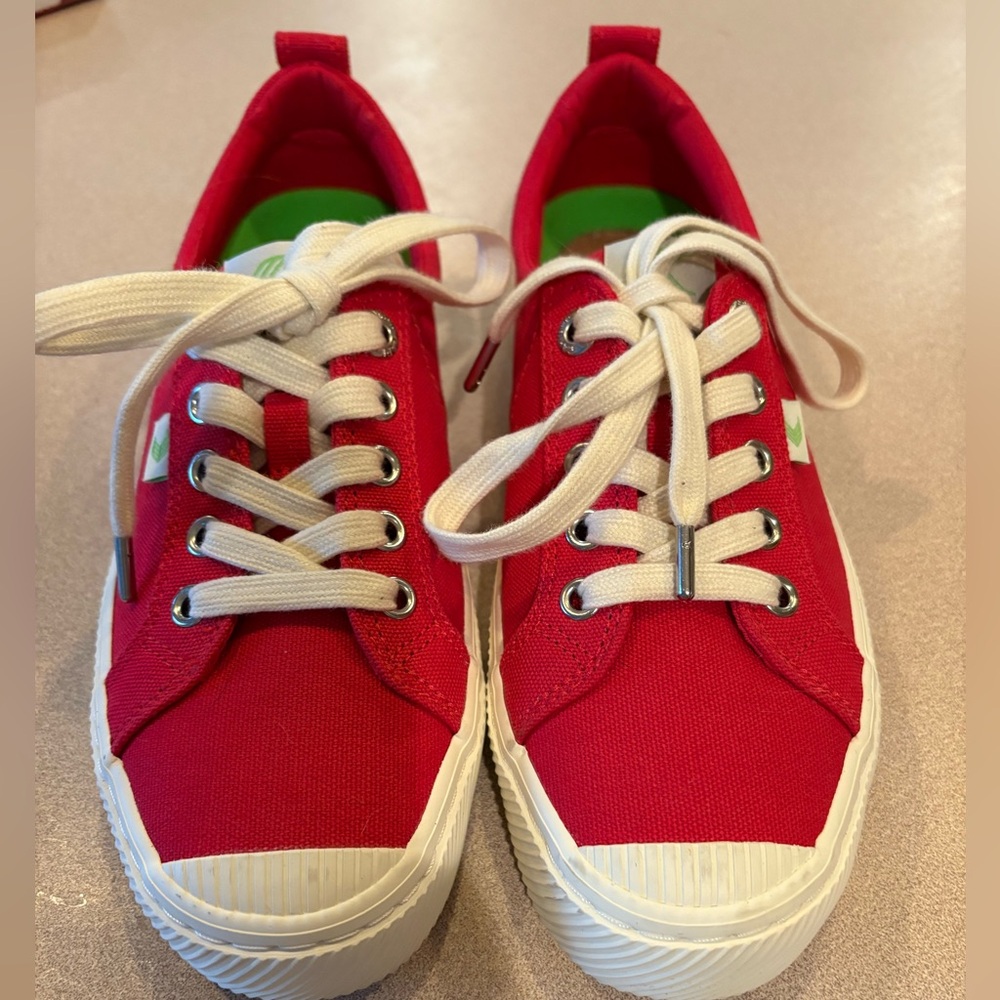 Cariuma Sneakers in Red and White